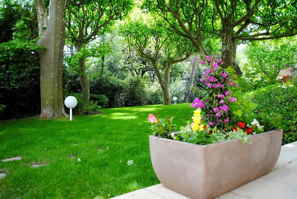 Hôtel Montmirail Gigondas 3*,